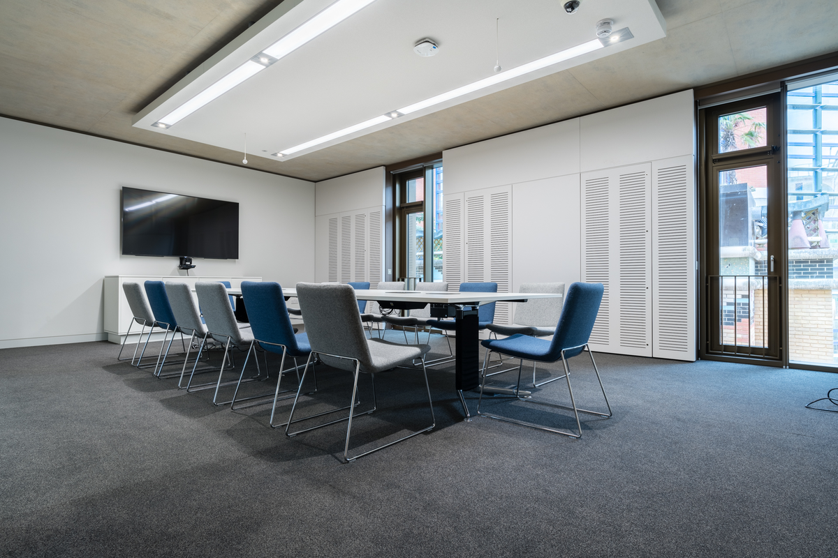 Cambridge University - Judge Business School - Meeting room furniture