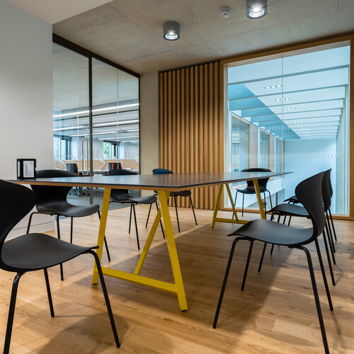 Cambridge University - Judge Business School - Meeting room furniture